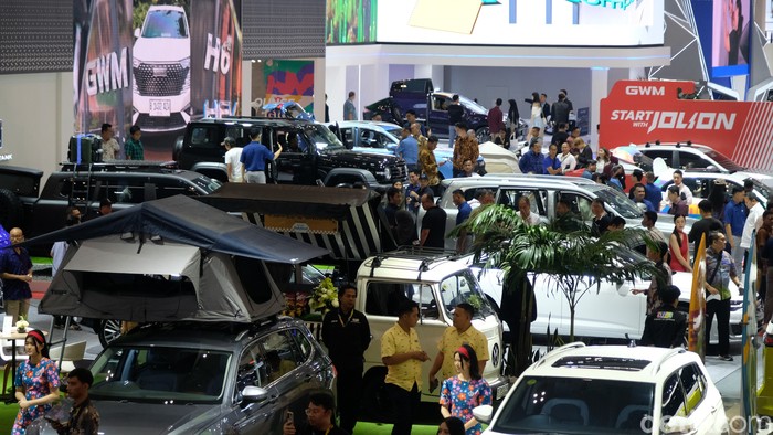 Potret Suasana GIIAS 2024, Pameran Otomotif Terbesar di Dunia Gaikindo Indonesia International Auto Show (GIIAS) ke-31 yang digelar 18-28 Juli 2024 di ICE BSD City, Tangerang. GIIAS ialah ekspo otomotif terbesar. Pengunjung memadati arema GIIAS 2024 di ICE BSD City, Tangerang, Kamis (18/7/2024).