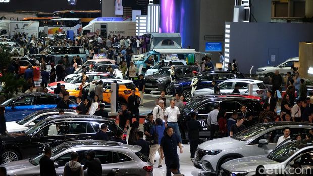 Gaikindo Indonesia International Auto Show (GIIAS) ke-31 yang digelar 18-28 Juli 2024 di ICE BSD City, Tangerang. GIIAS merupakan pameran otomotif terbesar. Pengunjung memadati arema GIIAS 2024 di ICE BSD City, Tangerang, Kamis (18/7/2024).