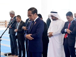 Momen Jokowi Jadi Imam Salat di Masjid Joko Widodo Abu Dhabi