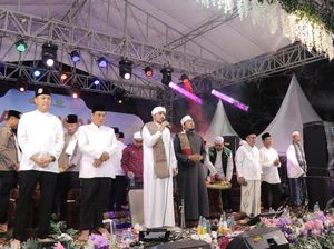 Antusias Ribuan Warga Lamongan Selawatan Bareng Habib Anis Bin Syahab