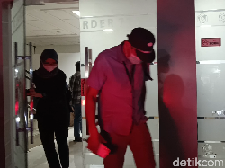 KPK Bawa Sejumlah Orang Usai Geledah Kantor PT Chimarder 777 Semarang