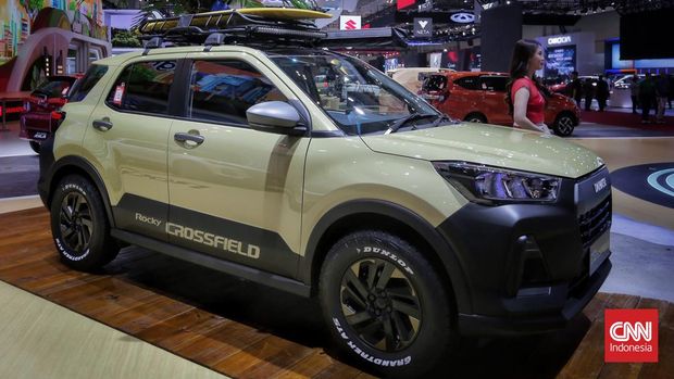 Suasana stand kendaraan Daihatsu saat pameran automotif Gaikindo Indonesia Internasional Auto Show (GIIAS) 2024 di Indonesia Convention Exhibition (ICE) BSD, Serpong, Kabupaten Tangerang, Banten, Rabu, 17 Juli 2024. (CNN Indonesia/Adhi Wicaksono)