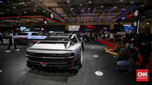 Suasana stand kendaraan Hyundai saat pameran automotif Gaikindo Indonesia Internasional Auto Show (GIIAS) 2024 di Indonesia Convention Exhibition (ICE) BSD, Serpong, Kabupaten Tangerang, Banten, Kamis, 18 Juli 2024. (CNN Indonesia/ Adi Ibrahim)