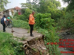 Akses Jalan Warga Desa Pagelaran Bogor Terputus Imbas Tanah Longsor