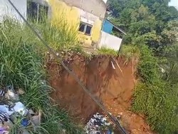Retak Akibat Gempa, Tebing 4 Meter di Cianjur Runtuh