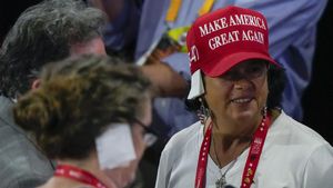 Foto: Kreatif atau Maksa? Gaya Pendukung Trump Pakai Perban Jelang Pilpres