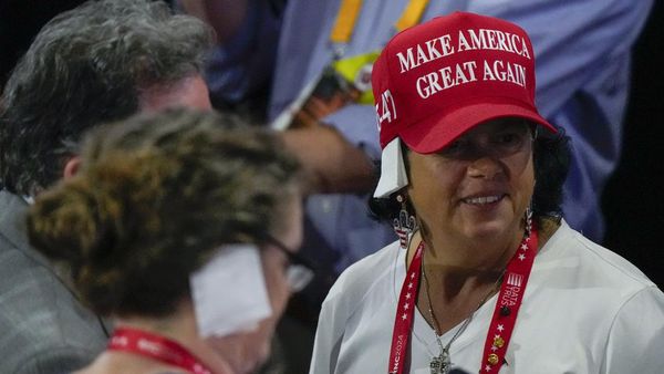 Foto: Kreatif atau Maksa? Gaya Pendukung Trump Pakai Perban Jelang Pilpres