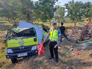 Sopir Ngantuk, Truk Muat Susu Terguling di Median Tol Jombang Sopir Ngantuk, Truk Muat Susu Terguling di Median Tol Jombang