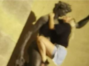 Turis Perempuan Cabuli Patung Dewa Wine, Warga Italia Ngamuk