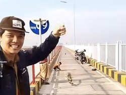 Viral 2 Pria Mancing di Atas Jembatan Suramadu