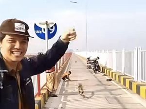 Viral 2 Pria Mancing di Atas Jembatan Suramadu Viral 2 Pria Mancing di Atas Jembatan Suramadu