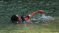 Walikota Paris Berenang di Sungai Seine, Buktikan Airnya Aman untuk Olimpiade