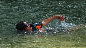 Walikota Paris Berenang di Sungai Seine, Buktikan Airnya Aman untuk Olimpiade