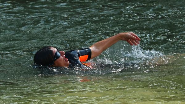 Walikota Paris Berenang di Sungai Seine, Buktikan Airnya Aman untuk Olimpiade