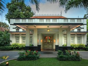 10 Tempat Makan yang Berlokasi di Bangunan Bersejarah Surabaya 10 Tempat Makan yang Berlokasi di Bangunan Bersejarah Surabaya