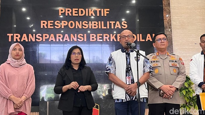 Bareskrim menangkap satu buron problem scam online jaringan internasional berinisial L (26). (Rumondang/detikcom) Bareskrim menangkap satu buron problem scam online jaringan internasional berinisial L (26). (Rumondang/detikcom)