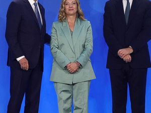 Dunia Hari Ini: Ejek Tinggi Badan PM Italia, Seorang Jurnalis Didenda Dunia Hari Ini: Ejek Tinggi Badan PM Italia, Seorang Jurnalis Didenda
