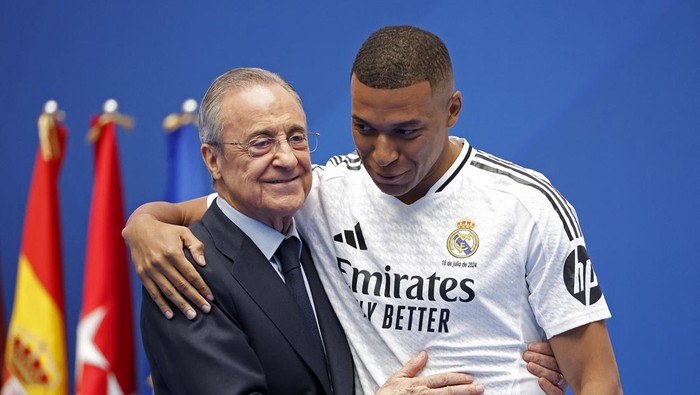 Soccer Football - Real Madrid unveil Kylian Mbappe - Santiago Bernabeu, Madrid, Spain - July 16, 2024 New Real Madrid signing Kylian Mbappe hugs club president Florentino Perez on stage during the presentation REUTERS/Juan Medina