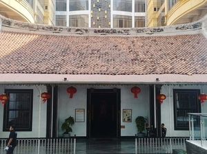 Gedung Candra Naya Bertahan Dipeluk Gedung-gedung Modern nan Menjulang Gedung Candra Naya Bertahan Dipeluk Gedung-gedung Modern nan Menjulang