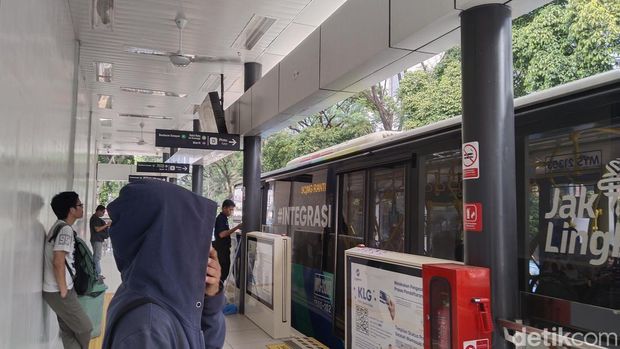 Halte TransJakarta Denpasar. (Ammar Rezqianto/detikcom)