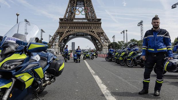 Paris 2024 Olympics - Paris 2024 Olympics Preview - Paris, France - July 18, 2024 Gendarmerie are pictured in front of the Eiffel tower ahead of Paris 2024 REUTERS/Marko Djurica