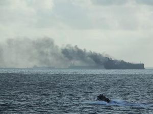 2 Kapal Tanker Tabrakan Lalu Terbakar di Lepas Pantai Singapura-Malaysia 2 Kapal Tanker Tabrakan Lalu Terbakar di Lepas Pantai Singapura-Malaysia