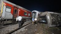 Kereta di India Tergelincir, Puluhan Penumpang Jadi Korban
