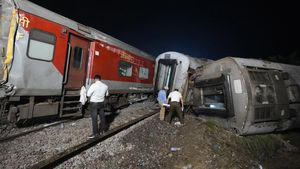 Kereta di India Tergelincir, Puluhan Penumpang Jadi Korban