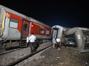 Kereta di India Tergelincir, Puluhan Penumpang Jadi Korban