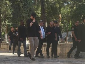Dikawal Polisi, Menteri Israel Terobos Masjid Al Aqsa