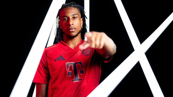  Michael Olise poses as he signs a contract with FC Bayern München on July 07, 2024 in Munich, Germany. The 22-year-old forward moves to Munich from English Premier League club Crystal Palace on a five-year contract valid through to 30 June 2029. (Photo by F. Noever/FC Bayern via Getty Images)