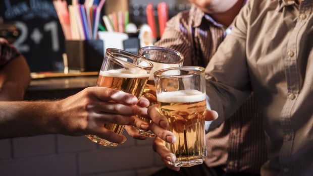 Minum alkohol/ Foto: Freepik.com/master1305