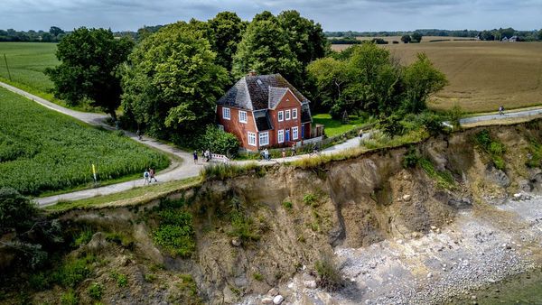 Penampakan Villa Terbengkalai di Jerman Karena Terancam Longsor