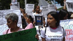 Warga Venezuela Kumpul di Kementerian Publik Peringati Hari Nelson Mandala