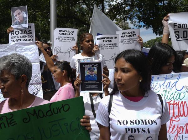 Warga Venezuela Kumpul di Kementerian Publik Peringati Hari Nelson Mandala