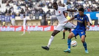 Piala Presiden 2024 dibukan dengan duel Persib Bandung vs PSM Makassar di Stadion Si Jalak Harupat, Bandung, Jumat (19/7). Tuan rumah tampil menekan di awal laga. Persib bisa membobol gawang PSM di menit ke-15 lewat Ciro Alves. Persib unggul 1-0.