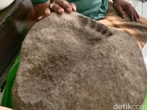 Cerita Penemuan Batu Tapak di Situs Ki Dampoe Awang Indramayu Cerita Penemuan Batu Tapak di Situs Ki Dampoe Awang Indramayu