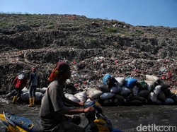 Prabowo Minta Gunung Sampah Bantar Gebang Hilang