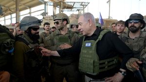 Potret Netanyahu Pakai Rompi Anti Peluru Sidak Pasukan di Gaza Selatan