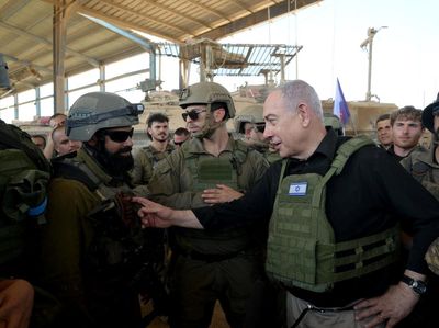Potret Netanyahu Pakai Rompi Anti Peluru Sidak Pasukan di Gaza Selatan