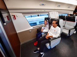 Didampingi Iriana, Jokowi Naik Whoosh ke Bandung untuk Buka Piala Presiden
