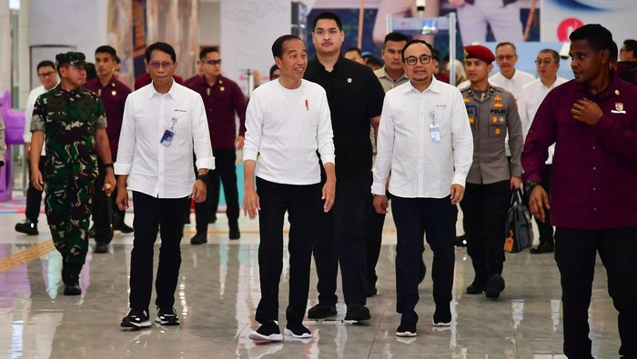 Presiden Joko Widodo (Jokowi) didampingi Ibu Negara Iriana melaksanakan kunjungan kerja ke Bandung hari ini menaiki Whoosh (Foto: Vico - Biro Pers Sekretariat Presiden) Presiden Joko Widodo (Jokowi) didampingi Ibu Negara Iriana melaksanakan kunjungan kerja ke Bandung hari ini menaiki Whoosh (Foto: Vico - Biro Pers Sekretariat Presiden)