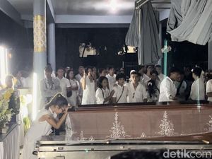 Suasana Haru Prosesi Kremasi Dali Wassink Suasana Haru Prosesi Kremasi Dali Wassink