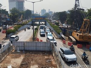 Ada Proyek LRT Jakarta, Arus Lalin Sekitar Underpass Pramuka Tersendat