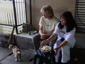 Cinta Kuya Ajak Pacar Bule Jajan Siomay di Jakarta Cinta Kuya Ajak Pacar Bule Jajan Siomay di Jakarta