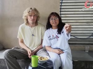 Cinta Kuya Ajak Pacar Bule Jajan Bubur Gerobakan