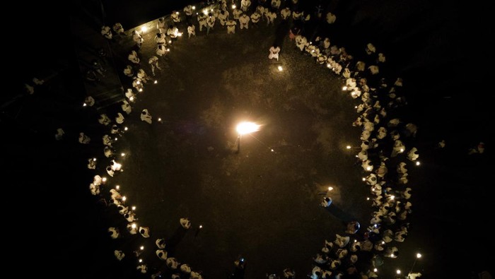 Warga menyerahkan obor kepada tokoh agama dalam prosesi ritual adat Kololi Gam atau mengelilingi kampung di Desa Wisata Akebay Pulau Maitara Maluku Utara, Kamis (18/7/2024). Ritual setahun sekali tersebut merupakan rangkaian Festival Akebay yang berlangsung pada 18-20 Juli 2024 untuk keharmonisan hidup sesama manusia dan dengan alam semesta. ANTARA FOTO/Andri Saputra/nym.