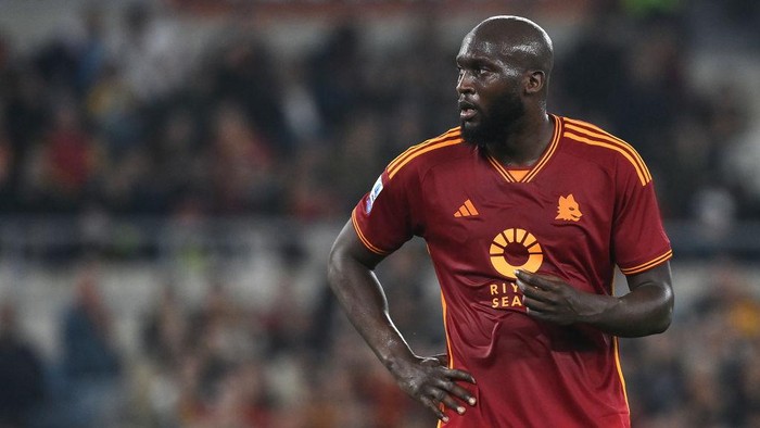 ROME, ITALY - MAY 19: Romelu Lukaku of AS Roma reacts during the Serie A TIM match between AS Roma and Genoa CFC at Stadio Olimpico on May 19, 2024 in Rome, Italy. (Photo by Image Photo Agency/Getty Images)