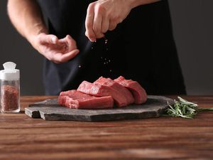 Sering Makan Daging Mentah, Nasib 5 Orang Ini Berujung Tragis