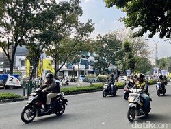 Duh! Spanduk Calon hingga Bendera Parpol Invasi Median Jalan Bandung
